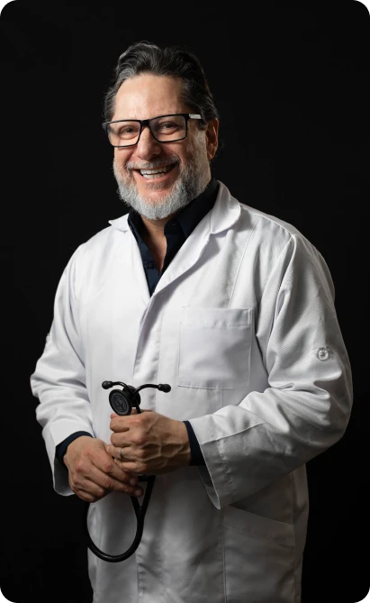 Dr. Manoel Tassinari de jaleco, segurando um estetoscópio