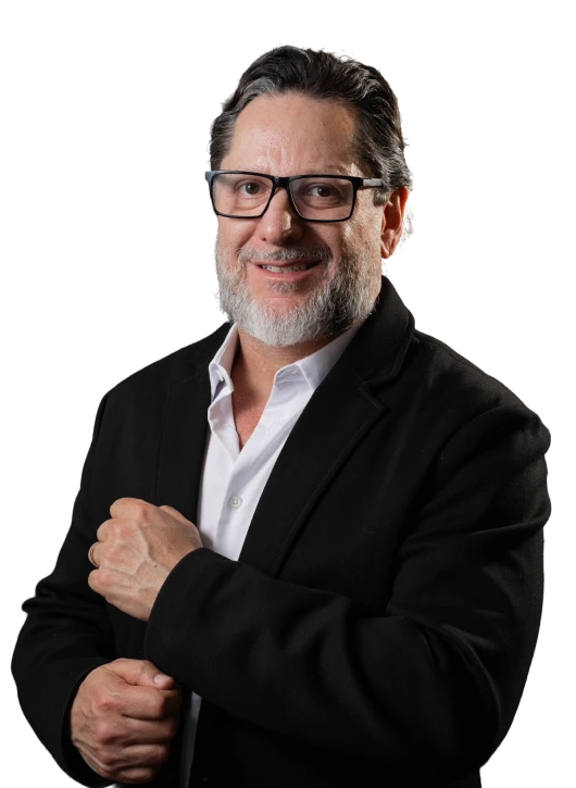 Dr. Manoel Tassinari sorrindo, de blazer preto